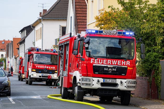 Wohnung brennt vollständig aus Bewohnerin flüchtet durch Rauch leicht verletzt Am 28.09.2026 brannte in der Gernsheimer Straße in Groß-Gerau eine Wohnung im dritten Obergeschoss eines sechsstöckigen Mehrfamilienhauses vollständig aus. Mehrere Trupps der Feuerwehr Groß-Gerau bekämpften das Feuer unter Atemschutz. Eine Person aus der darüberliegenden Wohnung erlitt bei der Flucht über den Treppenraum leichte Verletzungen durch Rauchgase und wurde vom Rettungsdienst untersucht. In der Brandwohnung befanden sich keine Personen. Die Brandursache ist zunächst unbekannt, die Polizei nahm Ermittlungen auf. Groß-Gerau Hessen Deutschland