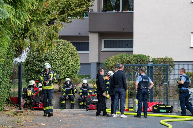 Wohnung brennt vollständig aus Bewohnerin flüchtet durch Rauch leicht verletzt Am 28.09.2026 brannte in der Gernsheimer Straße in Groß-Gerau eine Wohnung im dritten Obergeschoss eines sechsstöckigen Mehrfamilienhauses vollständig aus. Mehrere Trupps der Feuerwehr Groß-Gerau bekämpften das Feuer unter Atemschutz. Eine Person aus der darüberliegenden Wohnung erlitt bei der Flucht über den Treppenraum leichte Verletzungen durch Rauchgase und wurde vom Rettungsdienst untersucht. In der Brandwohnung befanden sich keine Personen. Die Brandursache ist zunächst unbekannt, die Polizei nahm Ermittlungen auf. Groß-Gerau Hessen Deutschland