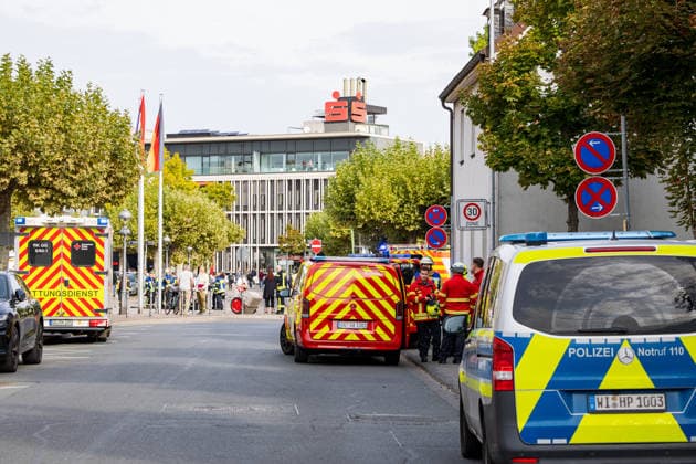 Wohnung brennt vollständig aus Bewohnerin flüchtet durch Rauch leicht verletzt Am 28.09.2026 brannte in der Gernsheimer Straße in Groß-Gerau eine Wohnung im dritten Obergeschoss eines sechsstöckigen Mehrfamilienhauses vollständig aus. Mehrere Trupps der Feuerwehr Groß-Gerau bekämpften das Feuer unter Atemschutz. Eine Person aus der darüberliegenden Wohnung erlitt bei der Flucht über den Treppenraum leichte Verletzungen durch Rauchgase und wurde vom Rettungsdienst untersucht. In der Brandwohnung befanden sich keine Personen. Die Brandursache ist zunächst unbekannt, die Polizei nahm Ermittlungen auf. Groß-Gerau Hessen Deutschland