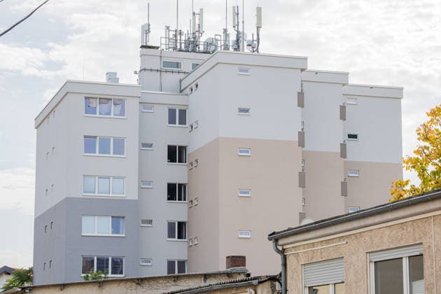 Wohnung brennt vollständig aus Bewohnerin flüchtet durch Rauch leicht verletzt Am 28.09.2026 brannte in der Gernsheimer Straße in Groß-Gerau eine Wohnung im dritten Obergeschoss eines sechsstöckigen Mehrfamilienhauses vollständig aus. Mehrere Trupps der Feuerwehr Groß-Gerau bekämpften das Feuer unter Atemschutz. Eine Person aus der darüberliegenden Wohnung erlitt bei der Flucht über den Treppenraum leichte Verletzungen durch Rauchgase und wurde vom Rettungsdienst untersucht. In der Brandwohnung befanden sich keine Personen. Die Brandursache ist zunächst unbekannt, die Polizei nahm Ermittlungen auf. Groß-Gerau Hessen Deutschland