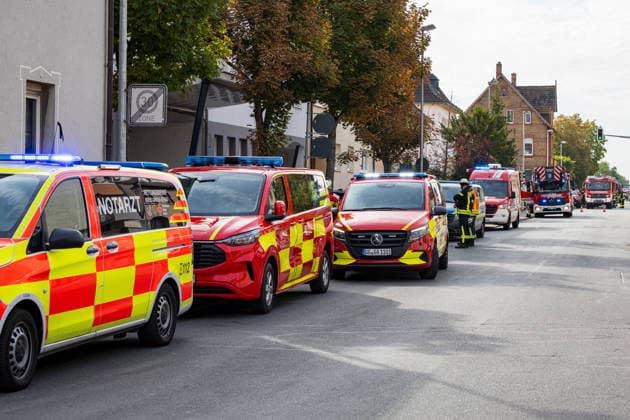 Wohnung brennt vollständig aus Bewohnerin flüchtet durch Rauch leicht verletzt Am 28.09.2026 brannte in der Gernsheimer Straße in Groß-Gerau eine Wohnung im dritten Obergeschoss eines sechsstöckigen Mehrfamilienhauses vollständig aus. Mehrere Trupps der Feuerwehr Groß-Gerau bekämpften das Feuer unter Atemschutz. Eine Person aus der darüberliegenden Wohnung erlitt bei der Flucht über den Treppenraum leichte Verletzungen durch Rauchgase und wurde vom Rettungsdienst untersucht. In der Brandwohnung befanden sich keine Personen. Die Brandursache ist zunächst unbekannt, die Polizei nahm Ermittlungen auf. Groß-Gerau Hessen Deutschland