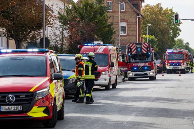 Wohnung brennt vollständig aus Bewohnerin flüchtet durch Rauch leicht verletzt Am 28.09.2026 brannte in der Gernsheimer Straße in Groß-Gerau eine Wohnung im dritten Obergeschoss eines sechsstöckigen Mehrfamilienhauses vollständig aus. Mehrere Trupps der Feuerwehr Groß-Gerau bekämpften das Feuer unter Atemschutz. Eine Person aus der darüberliegenden Wohnung erlitt bei der Flucht über den Treppenraum leichte Verletzungen durch Rauchgase und wurde vom Rettungsdienst untersucht. In der Brandwohnung befanden sich keine Personen. Die Brandursache ist zunächst unbekannt, die Polizei nahm Ermittlungen auf. Groß-Gerau Hessen Deutschland