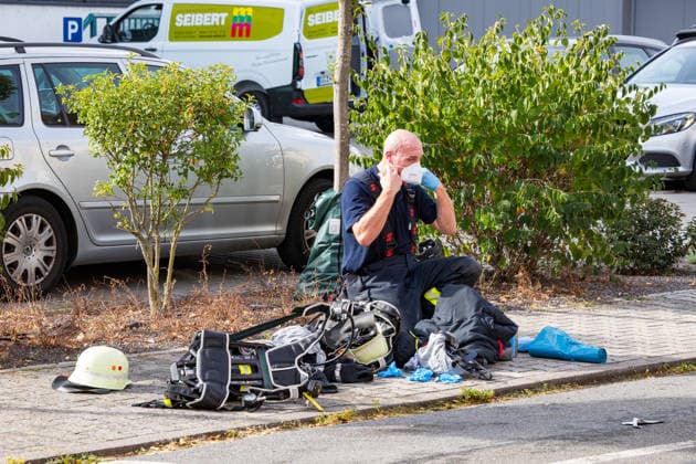 Wohnung brennt vollständig aus Bewohnerin flüchtet durch Rauch leicht verletzt Am 28.09.2026 brannte in der Gernsheimer Straße in Groß-Gerau eine Wohnung im dritten Obergeschoss eines sechsstöckigen Mehrfamilienhauses vollständig aus. Mehrere Trupps der Feuerwehr Groß-Gerau bekämpften das Feuer unter Atemschutz. Eine Person aus der darüberliegenden Wohnung erlitt bei der Flucht über den Treppenraum leichte Verletzungen durch Rauchgase und wurde vom Rettungsdienst untersucht. In der Brandwohnung befanden sich keine Personen. Die Brandursache ist zunächst unbekannt, die Polizei nahm Ermittlungen auf. Groß-Gerau Hessen Deutschland