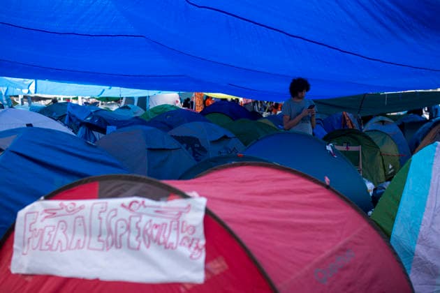 September 28, 2026, Madrid, Madrid, Spain: A young man holding his mobile phone, surrounded by tents in Madrid s Puerta del Sol, during a protest camp against the high cost of housing and rent in Spain. The protest arose following the eviction of an 87-year-old woman from her apartment in Madrid. Madrid Spain  - ZUMAs296 20260928_znp_s296_005 Copyright: xLuisxSotox