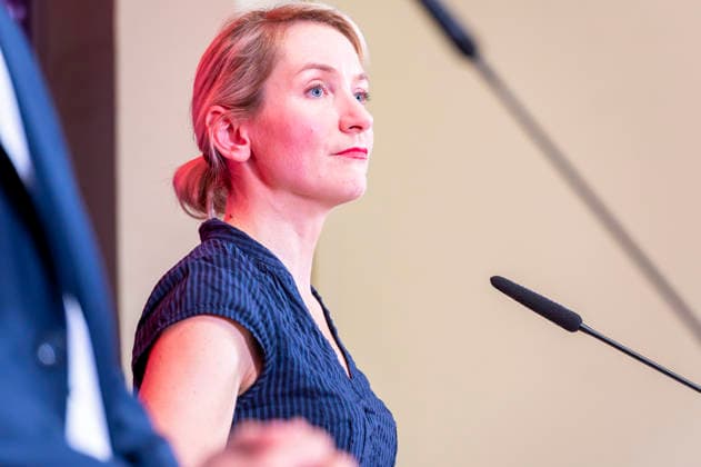 Ines Schwerdtner EUR, Deutschland, Berlin, 28.09.2026: Pressekonferenz von Ines Schwerdtner Vorsitzende der Partei Die Linke im Karl-Liebknecht-Haus zu aktuellen Themen: Anzeige gegen BM Dobrindt,Pflegereform, Enteignung bzw. Vergesellschaftung und der Rücktritt von Jens Spahn.