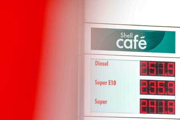 Wie ist die weitere Entwicklung der Spritpreise? Die Spritpreise sind weiterhin auf sehr hohem Niveau. SHELL Tankstelle in Siegen. Die Spritpreise am fruehen (frühen) Nachmittag. Der aktuelle Preis fuer (für) Diesel, Super E10 und Super liegt weit ueber (über) 2 Euro. Diesel liegt bei 2,51 Euro, Super E10 bei 2,35 Euro und Super bei 2,41 Euro. Tankstelle, Spritpreise am 28.09.2026 in Siegen Deutschland.