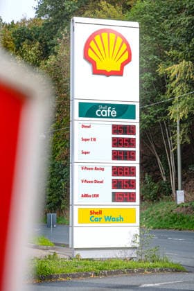 Wie ist die weitere Entwicklung der Spritpreise? Die Spritpreise sind weiterhin auf sehr hohem Niveau. SHELL Tankstelle in Siegen. Die Spritpreise am fruehen (frühen) Nachmittag. Der aktuelle Preis fuer (für) Diesel, Super E10 und Super liegt weit ueber (über) 2 Euro. Diesel liegt bei 2,51 Euro, Super E10 bei 2,35 Euro und Super bei 2,41 Euro. Tankstelle, Spritpreise am 28.09.2026 in Siegen Deutschland.