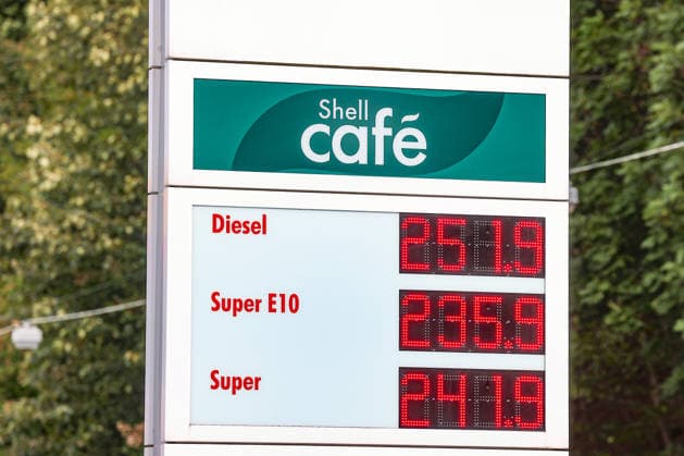Wie ist die weitere Entwicklung der Spritpreise? Die Spritpreise sind weiterhin auf sehr hohem Niveau. SHELL Tankstelle in Siegen. Die Spritpreise am fruehen (frühen) Nachmittag. Der aktuelle Preis fuer (für) Diesel, Super E10 und Super liegt weit ueber (über) 2 Euro. Diesel liegt bei 2,51 Euro, Super E10 bei 2,35 Euro und Super bei 2,41 Euro. Tankstelle, Spritpreise am 28.09.2026 in Siegen Deutschland.