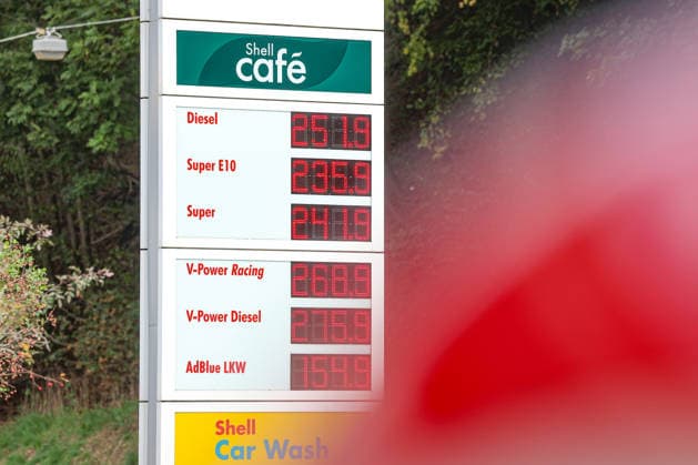 Wie ist die weitere Entwicklung der Spritpreise? Die Spritpreise sind weiterhin auf sehr hohem Niveau. SHELL Tankstelle in Siegen. Die Spritpreise am fruehen (frühen) Nachmittag. Der aktuelle Preis fuer (für) Diesel, Super E10 und Super liegt weit ueber (über) 2 Euro. Diesel liegt bei 2,51 Euro, Super E10 bei 2,35 Euro und Super bei 2,41 Euro. Tankstelle, Spritpreise am 28.09.2026 in Siegen Deutschland.