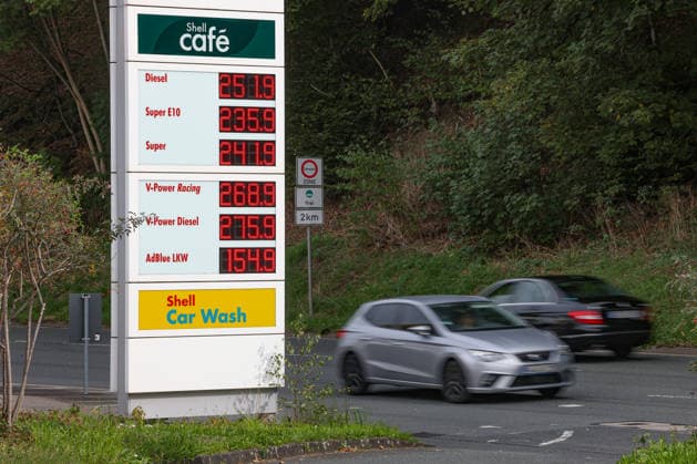 Wie ist die weitere Entwicklung der Spritpreise? Die Spritpreise sind weiterhin auf sehr hohem Niveau. SHELL Tankstelle in Siegen. Die Spritpreise am fruehen (frühen) Nachmittag. Der aktuelle Preis fuer (für) Diesel, Super E10 und Super liegt weit ueber (über) 2 Euro. Diesel liegt bei 2,51 Euro, Super E10 bei 2,35 Euro und Super bei 2,41 Euro. Tankstelle, Spritpreise am 28.09.2026 in Siegen Deutschland.