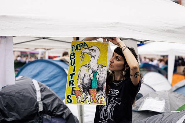 The encampment at Puerta del Sol continues with its sights set on the Maricarmen Decree. A young woman hangs a sign during the housing protest encampment at Puerta del Sol on September 28, 2026, in Madrid, Spain. The encampment continues this Monday, September 28, the encampment at Puerta del Sol organized by the Madrid Tenants’ Union to demand a new housing decree dubbed the Maricarmen Decree in honor of the octogenarian who was evicted last Wednesday, September 23, in Madrid, which would provide measures to guarantee the right to housing SEPTEMBER 28, 2026 Carlos Lujá Madrid, Spain Copyright: xCarlosxLujanx 7805817