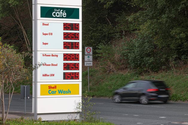 Wie ist die weitere Entwicklung der Spritpreise? Die Spritpreise sind weiterhin auf sehr hohem Niveau. SHELL Tankstelle in Siegen. Die Spritpreise am fruehen (frühen) Nachmittag. Der aktuelle Preis fuer (für) Diesel, Super E10 und Super liegt weit ueber (über) 2 Euro. Diesel liegt bei 2,51 Euro, Super E10 bei 2,35 Euro und Super bei 2,41 Euro. Tankstelle, Spritpreise am 28.09.2026 in Siegen Deutschland.
