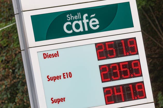 Wie ist die weitere Entwicklung der Spritpreise? Die Spritpreise sind weiterhin auf sehr hohem Niveau. SHELL Tankstelle in Siegen. Die Spritpreise am fruehen (frühen) Nachmittag. Der aktuelle Preis fuer (für) Diesel, Super E10 und Super liegt weit ueber (über) 2 Euro. Diesel liegt bei 2,51 Euro, Super E10 bei 2,35 Euro und Super bei 2,41 Euro. Tankstelle, Spritpreise am 28.09.2026 in Siegen Deutschland.