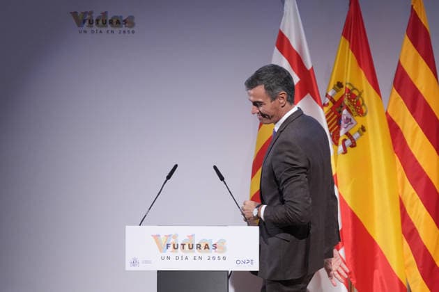 Sánchez Participates in the Presentation of the Vidas Futuras Report Prime Minister Pedro Sánchez during the presentation of the Vidas Futuras report at the Disseny Hub Barcelona on September 28, 2026, in Barcelona, Catalonia, Spain. The report details key projections regarding housing, such as the transition toward smart urban models, the expansion of affordable housing, and climate neutrality in construction. Furthermore, in the social sphere, it forecasts challenges arising from an aging population, labor automation, and climate change mitigation. SEPTEMBER 28, 2026, Spain  Copyright: xDavidxZorrakinox 7805911