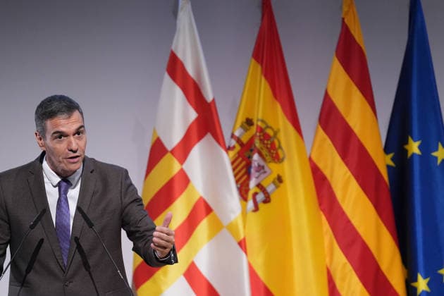 Sánchez Participates in the Presentation of the Vidas Futuras Report Prime Minister Pedro Sánchez during the presentation of the Vidas Futuras report at the Disseny Hub Barcelona on September 28, 2026, in Barcelona, Catalonia, Spain. The report details key projections regarding housing, such as the transition toward smart urban models, the expansion of affordable housing, and climate neutrality in construction. Furthermore, in the social sphere, it forecasts challenges arising from an aging population, labor automation, and climate change mitigation. SEPTEMBER 28, 2026, Spain  Copyright: xDavidxZorrakinox 7805913