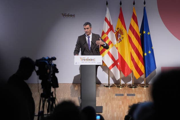 Sánchez Participates in the Presentation of the Vidas Futuras Report Prime Minister Pedro Sánchez during the presentation of the Vidas Futuras report at the Disseny Hub Barcelona on September 28, 2026, in Barcelona, Catalonia, Spain. The report details key projections regarding housing, such as the transition toward smart urban models, the expansion of affordable housing, and climate neutrality in construction. Furthermore, in the social sphere, it forecasts challenges arising from an aging population, labor automation, and climate change mitigation. SEPTEMBER 28, 2026, Spain  Copyright: xDavidxZorrakinox 7805914