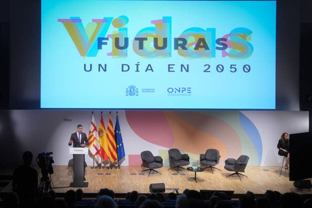 Sánchez Participates in the Presentation of the Vidas Futuras Report Prime Minister Pedro Sánchez during the presentation of the Vidas Futuras report at the Disseny Hub Barcelona on September 28, 2026, in Barcelona, Catalonia, Spain. The report details key projections regarding housing, such as the transition toward smart urban models, the expansion of affordable housing, and climate neutrality in construction. Furthermore, in the social sphere, it forecasts challenges arising from an aging population, labor automation, and climate change mitigation. SEPTEMBER 28, 2026, Spain  Copyright: xDavidxZorrakinox 7805917