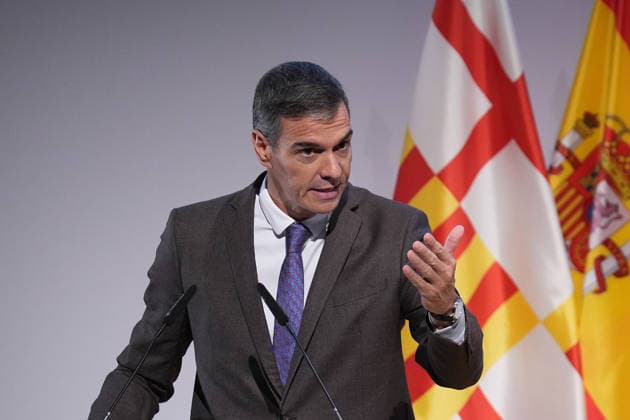 Sánchez Participates in the Presentation of the Vidas Futuras Report Prime Minister Pedro Sánchez during the presentation of the Vidas Futuras report at the Disseny Hub Barcelona on September 28, 2026, in Barcelona, Catalonia, Spain. The report details key projections regarding housing, such as the transition toward smart urban models, the expansion of affordable housing, and climate neutrality in construction. Furthermore, in the social sphere, it forecasts challenges arising from an aging population, labor automation, and climate change mitigation. SEPTEMBER 28, 2026, Spain  Copyright: xDavidxZorrakinox 7805918