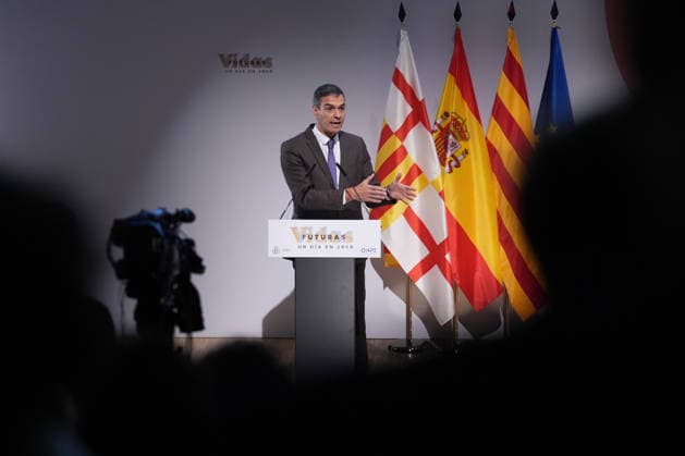 Sánchez Participates in the Presentation of the Vidas Futuras Report Prime Minister Pedro Sánchez during the presentation of the Vidas Futuras report at the Disseny Hub Barcelona on September 28, 2026, in Barcelona, Catalonia, Spain. The report details key projections regarding housing, such as the transition toward smart urban models, the expansion of affordable housing, and climate neutrality in construction. Furthermore, in the social sphere, it forecasts challenges arising from an aging population, labor automation, and climate change mitigation. SEPTEMBER 28, 2026, Spain  Copyright: xDavidxZorrakinox 7805919