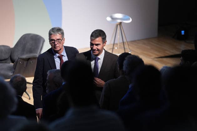 Sánchez Participates in the Presentation of the Vidas Futuras Report Prime Minister Pedro Sánchez during the presentation of the Vidas Futuras report at the Disseny Hub Barcelona on September 28, 2026, in Barcelona, Catalonia, Spain. The report details key projections regarding housing, such as the transition toward smart urban models, the expansion of affordable housing, and climate neutrality in construction. Furthermore, in the social sphere, it forecasts challenges arising from an aging population, labor automation, and climate change mitigation. SEPTEMBER 28, 2026, Spain  Copyright: xDavidxZorrakinox 7805923