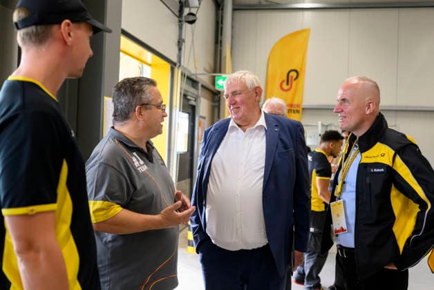Minister Laumann im Gespräch mit Mitarbeiter der Deutsche Post DHL Group. Arbeitsminister Karl-Josef Laumann (CDU, NRW) besucht die die Post- und Paketzustellbasis in Düsseldorf, am 28.09.2026 in Düsseldorf Deutschland.