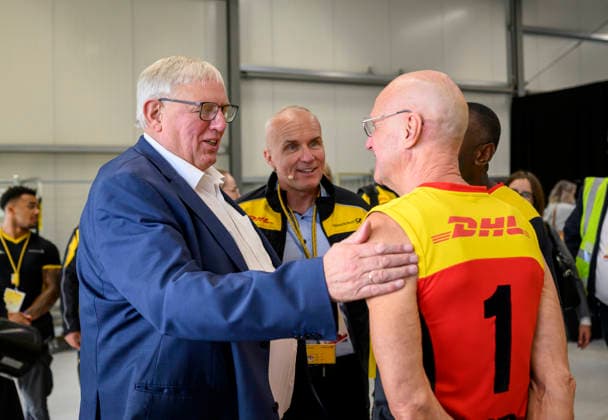 Minister Laumann im Gespräch mit Mitarbeiter der Deutsche Post DHL Group. Arbeitsminister Karl-Josef Laumann (CDU, NRW) besucht die die Post- und Paketzustellbasis in Düsseldorf, am 28.09.2026 in Düsseldorf Deutschland.