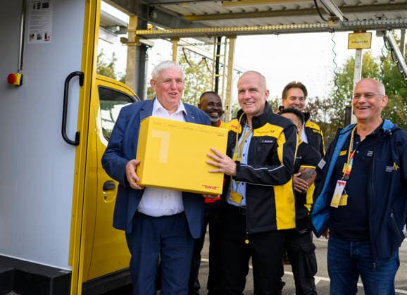 Minister Laumann hält ein Paket, r. Niederlassungsleiter Ingo Kutsch. Thema Gewichtsbegrenzung bei Paketen. Thema Gewichtsbegrenzung bei Paketen. Arbeitsminister Karl-Josef Laumann (CDU, NRW) besucht die Post- und Paketzustellbasis in Düsseldorf, am 28.09.2026 in Düsseldorf Deutschland.