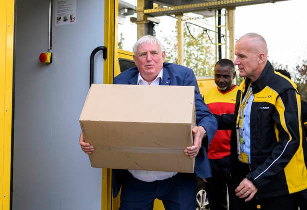 Minister Laumann trägt ein Paket mit einem Gewicht von 31 Kg, r. Niederlassungsleiter Ingo Kutsch. Thema Gewichtsbegrenzung bei Paketen. Arbeitsminister Karl-Josef Laumann (CDU, NRW) besucht die Post- und Paketzustellbasis in Düsseldorf, am 28.09.2026 in Düsseldorf Deutschland.