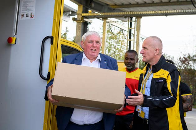 Minister Laumann trägt ein Paket mit einem Gewicht von 31 Kg, r. Niederlassungsleiter Ingo Kutsch. Thema Gewichtsbegrenzung bei Paketen. Arbeitsminister Karl-Josef Laumann (CDU, NRW) besucht die Post- und Paketzustellbasis in Düsseldorf, am 28.09.2026 in Düsseldorf Deutschland.