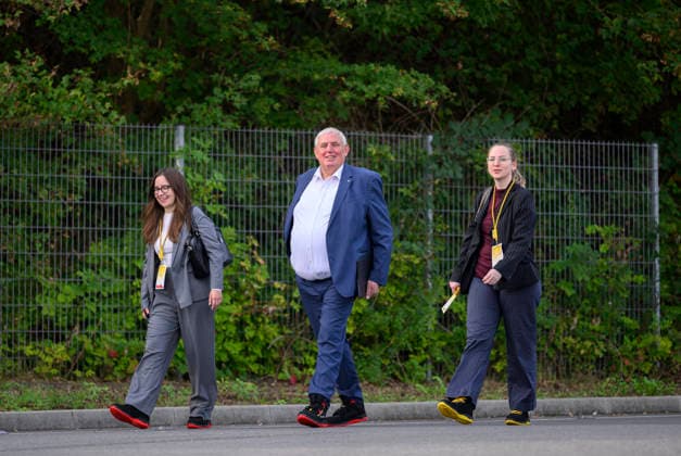Minister Laumann kommt zu Fuss mit seinem Team zu dem Termin, trögt Arbeitssicherheitsschuhe. Arbeitsminister Karl-Josef Laumann (CDU, NRW) besucht die Post- und Paketzustellbasis in Düsseldorf, am 28.09.2026 in Düsseldorf Deutschland.