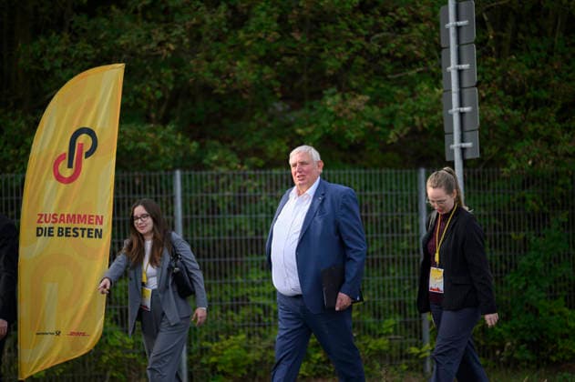 Minister Laumann kommt zu Fuss mit seinem Team zu dem Termin,. Arbeitsminister Karl-Josef Laumann (CDU, NRW) besucht die Post- und Paketzustellbasis in Düsseldorf, am 28.09.2026 in Düsseldorf Deutschland.