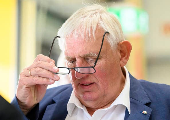 Minister Laumann zieht seinen Brille auf. Arbeitsminister Karl-Josef Laumann (CDU, NRW) besucht die Post- und Paketzustellbasis in Düsseldorf, am 28.09.2026 in Düsseldorf Deutschland.