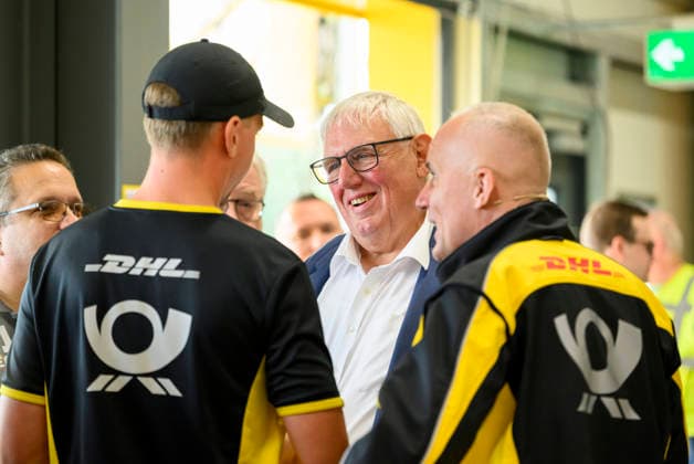 Minister Laumann im Gespräch mit Mitarbeiter der Deutsche Post DHL Group. Arbeitsminister Karl-Josef Laumann (CDU, NRW) besucht die die Post- und Paketzustellbasis in Düsseldorf, am 28.09.2026 in Düsseldorf Deutschland.