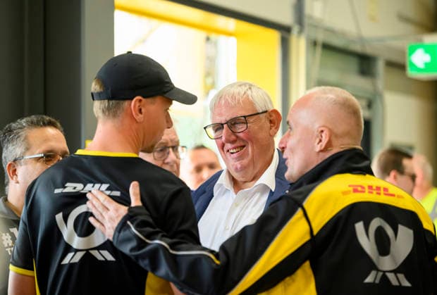 Minister Laumann im Gespräch mit Mitarbeiter der Deutsche Post DHL Group. Arbeitsminister Karl-Josef Laumann (CDU, NRW) besucht die die Post- und Paketzustellbasis in Düsseldorf, am 28.09.2026 in Düsseldorf Deutschland.