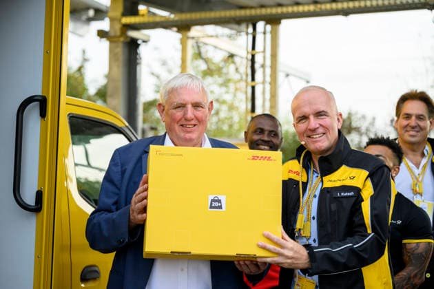 Minister Laumann hält ein Paket mit einem Aufkleber 20+ KG Gewicht,, r. Niederlassungsleiter Ingo Kutsch. Thema Gewichtsbegrenzung bei Paketen. Arbeitsminister Karl-Josef Laumann (CDU, NRW) besucht die Post- und Paketzustellbasis in Düsseldorf, am 28.09.2026 in Düsseldorf Deutschland.