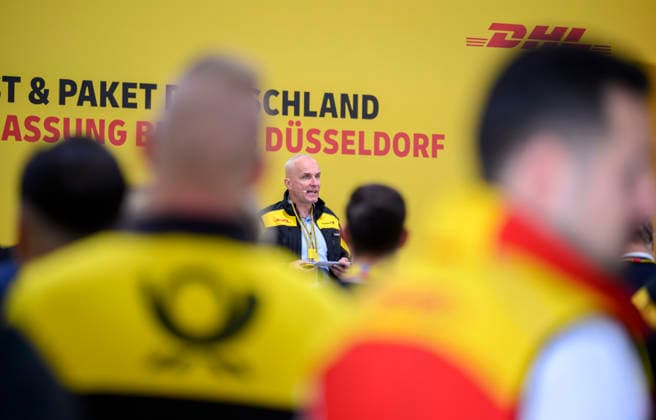 Niederlassungsleiter Ingo Kutsch spricht zu Mitarbeitern und Mitarbeiterinnen. Arbeitsminister Karl-Josef Laumann (CDU, NRW) besucht die Post- und Paketzustellbasis in Düsseldorf, am 28.09.2026 in Düsseldorf Deutschland.
