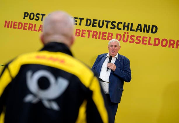 Arbeitsminister Karl-Josef Laumann (CDU, NRW) spricht zu Mitarbeitern und Mitarbeiterinnen. Arbeitsminister Karl-Josef Laumann (CDU, NRW) besucht die Post- und Paketzustellbasis in Düsseldorf, am 28.09.2026 in Düsseldorf Deutschland.