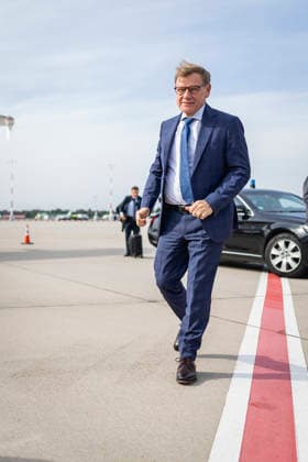Johann Wadephul (CDU), Bundesaussenminister, aufgenommen beim Antritt seiner Reise in die Niederlande in Hamburg, 28.09.2026. Fotografiert im Auftrag des Auswaertigen Amtes Hamburg Deutschland Copyright: xJulianexSonntagx