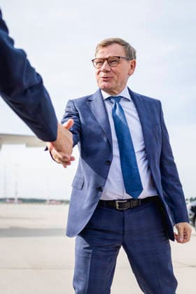 Johann Wadephul (CDU), Bundesaussenminister, aufgenommen beim Antritt seiner Reise in die Niederlande in Hamburg, 28.09.2026. Fotografiert im Auftrag des Auswaertigen Amtes Hamburg Deutschland Copyright: xJulianexSonntagx