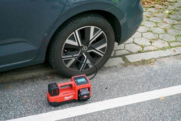 CNTV REIFEN- Reifen platt gemacht, Sogenannte Umweltaktivisten lassen die Luft aus Reifen von ca. 60 PKW in Hamburg Poeseldorf am Leinpfad 28.09.2026 SUV Autos wurden Fahruntuechtig und zusaetzlich mit Aufklebern am Fahrzeug auf die platten Reifen aufmerksam gemacht der Staatsschutz ermittelt Hamburg Deutschland