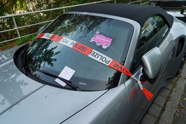 CNTV REIFEN- Reifen platt gemacht, Sogenannte Umweltaktivisten lassen die Luft aus Reifen von ca. 60 PKW in Hamburg Poeseldorf am Leinpfad 28.09.2026 SUV Autos wurden Fahruntuechtig und zusaetzlich mit Aufklebern am Fahrzeug auf die platten Reifen aufmerksam gemacht der Staatsschutz ermittelt Hamburg Deutschland