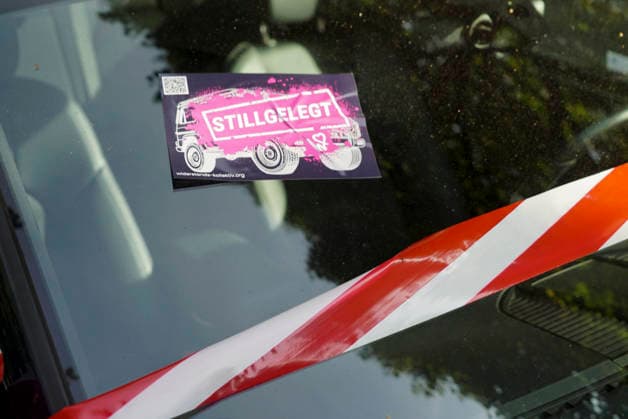 CNTV REIFEN- Reifen platt gemacht, Sogenannte Umweltaktivisten lassen die Luft aus Reifen von ca. 60 PKW in Hamburg Poeseldorf am Leinpfad 28.09.2026 SUV Autos wurden Fahruntuechtig und zusaetzlich mit Aufklebern am Fahrzeug auf die platten Reifen aufmerksam gemacht der Staatsschutz ermittelt Hamburg Deutschland
