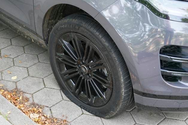 CNTV REIFEN- Reifen platt gemacht, Sogenannte Umweltaktivisten lassen die Luft aus Reifen von ca. 60 PKW in Hamburg Poeseldorf am Leinpfad 28.09.2026 SUV Autos wurden Fahruntuechtig und zusaetzlich mit Aufklebern am Fahrzeug auf die platten Reifen aufmerksam gemacht der Staatsschutz ermittelt Hamburg Deutschland
