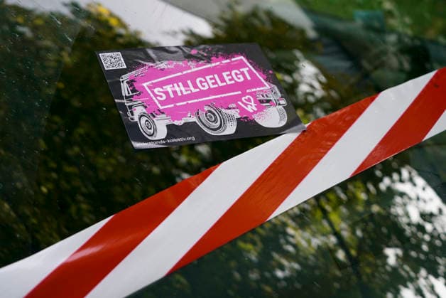 CNTV REIFEN- Reifen platt gemacht, Sogenannte Umweltaktivisten lassen die Luft aus Reifen von ca. 60 PKW in Hamburg Poeseldorf am Leinpfad 28.09.2026 SUV Autos wurden Fahruntuechtig und zusaetzlich mit Aufklebern am Fahrzeug auf die platten Reifen aufmerksam gemacht der Staatsschutz ermittelt Hamburg Deutschland