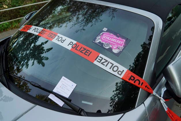 CNTV REIFEN- Reifen platt gemacht, Sogenannte Umweltaktivisten lassen die Luft aus Reifen von ca. 60 PKW in Hamburg Poeseldorf am Leinpfad 28.09.2026 SUV Autos wurden Fahruntuechtig und zusaetzlich mit Aufklebern am Fahrzeug auf die platten Reifen aufmerksam gemacht der Staatsschutz ermittelt Hamburg Deutschland