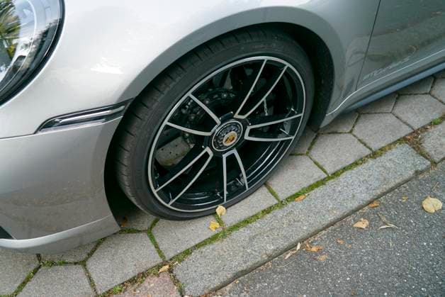 CNTV REIFEN- Reifen platt gemacht, Sogenannte Umweltaktivisten lassen die Luft aus Reifen von ca. 60 PKW in Hamburg Poeseldorf am Leinpfad 28.09.2026 SUV Autos wurden Fahruntuechtig und zusaetzlich mit Aufklebern am Fahrzeug auf die platten Reifen aufmerksam gemacht der Staatsschutz ermittelt Hamburg Deutschland