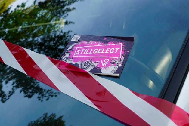 CNTV REIFEN- Reifen platt gemacht, Sogenannte Umweltaktivisten lassen die Luft aus Reifen von ca. 60 PKW in Hamburg Poeseldorf am Leinpfad 28.09.2026 SUV Autos wurden Fahruntuechtig und zusaetzlich mit Aufklebern am Fahrzeug auf die platten Reifen aufmerksam gemacht der Staatsschutz ermittelt Hamburg Deutschland