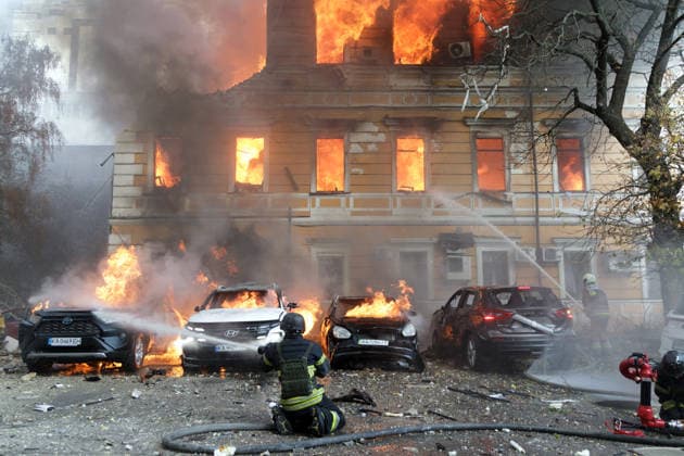 Rescuers pour water on burning cars and the National Academy of Sciences building, which is engulfed in flames after being hit by a Russian drone, Kyiv, Ukraine, September 28, 2026. One person was killed and three others injured in the attack. (Photo by Kyrylo Chubotin Ukrinform) Russian drone strikes Ukrainian National Academy of Sciences building in KyivRussian drone strikes Ukrainian National Academy of Sciences building in Kyiv  Copyright: xKirillxChubotinx