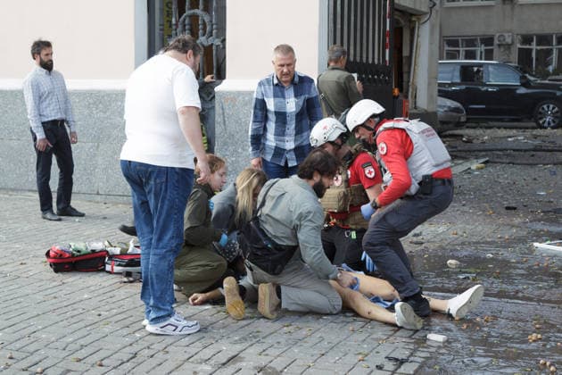People and medics help a person injured in a Russian drone strike on the National Academy of Sciences building, Kyiv, Ukraine, September 28, 2026. One person was killed, and three others were injured in the attack.(Photo by Kyrylo Chubotin Ukrinform) Russian drone strikes Ukrainian National Academy of Sciences building in KyivRussian drone strikes Ukrainian National Academy of Sciences building in Kyiv  Copyright: xKirillxChubotinx