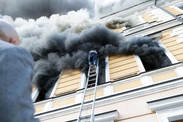 A man goes down a telescopic ladder to escape from the National Academy of Sciences building, which is engulfed in flames after being hit by a Russian drone, in Kyiv, Ukraine, September 28, 2026. One person was killed, and three others were injured in the attack.(Photo by Kyrylo Chubotin Ukrinform) Russian drone strikes Ukrainian National Academy of Sciences building in KyivRussian drone strikes Ukrainian National Academy of Sciences building in Kyiv  Copyright: xKirillxChubotinx